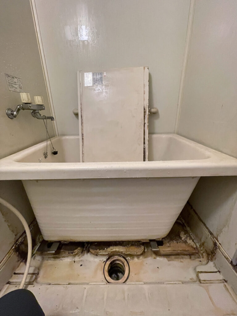 浴室クリーニング 浴槽下のbefore