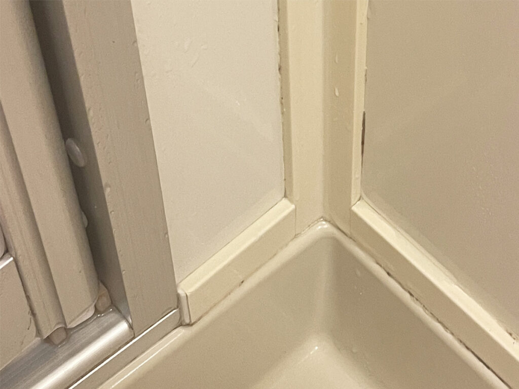 お風呂のドア クリーニングのafter