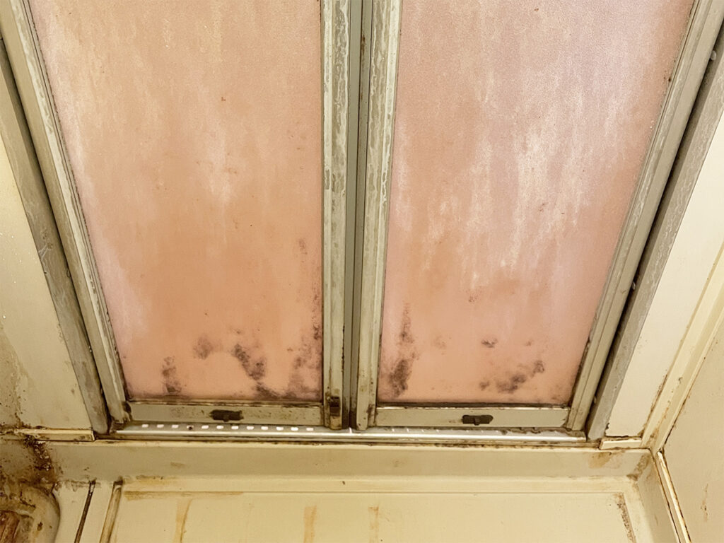 お風呂のドア クリーニングのbefore