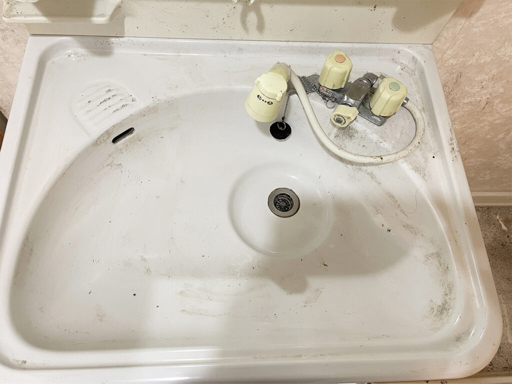 洗面台の掃除前