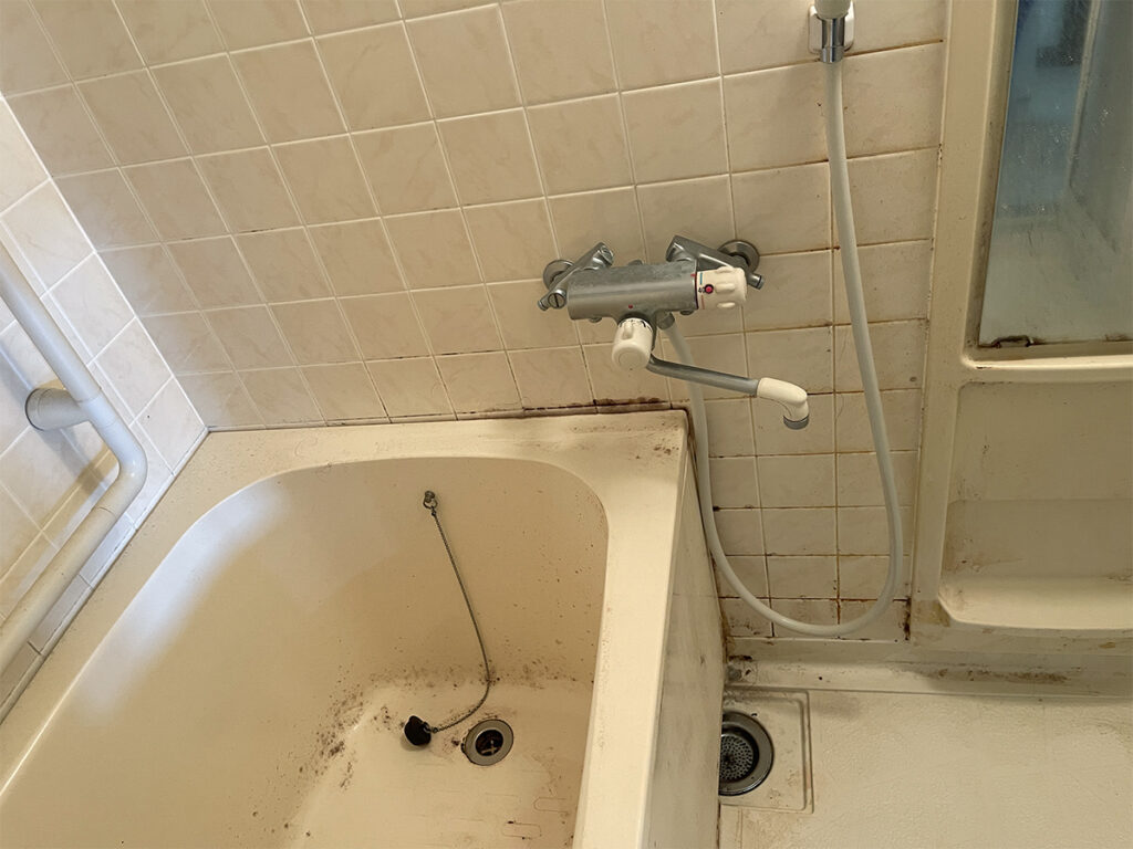 バスタブの掃除前