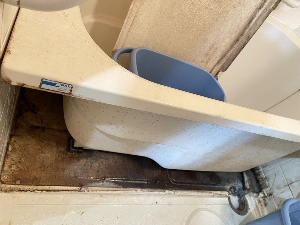 お風呂、エプロン内部の掃除前