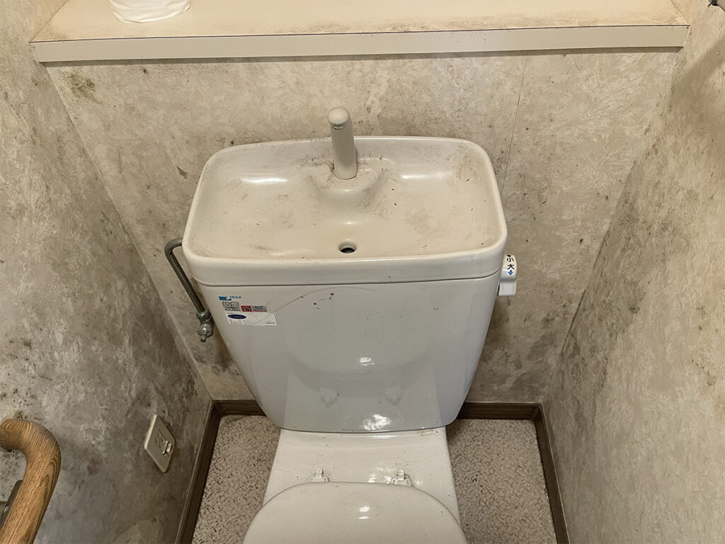 トイレタンクの掃除前