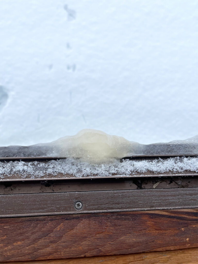 雪と氷で凍てついた窓枠